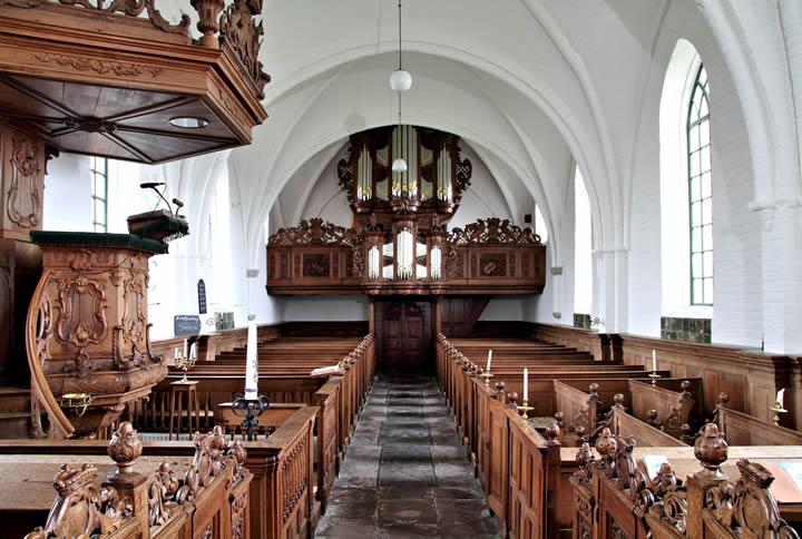Interieur van de kerk met achterin het orgel, links de preekstoel en rechts een herenbank. Foto: Harm Hofman.